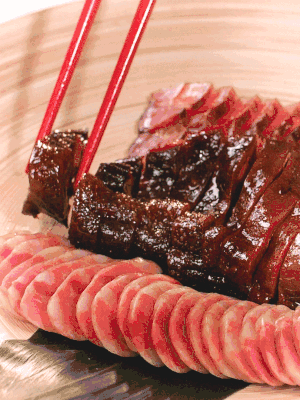 香腸、醬肉適合切片、醬鴨適合切塊。