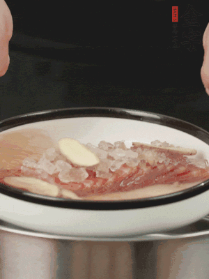 置于盤中，加冰糖100g、黃酒100g、水200g，上鍋蒸20分鐘。
