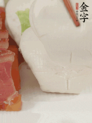 生菜切段，放入荷葉夾。