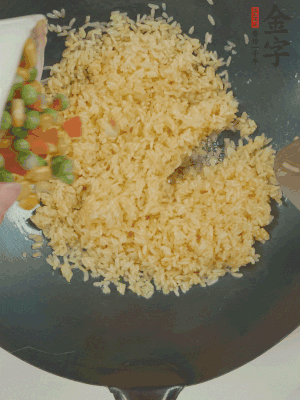 下豌豆粒、胡蘿卜粒、玉米粒。（買現(xiàn)成冷凍的雜菜即可，非常方便）