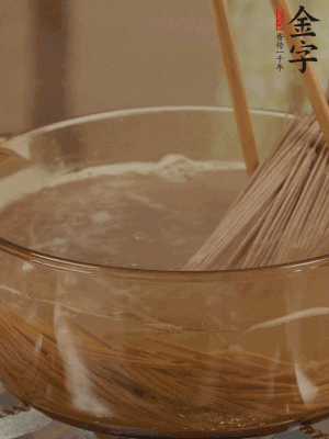 水開后下蕎麥面，煮2分鐘后過涼水備用。