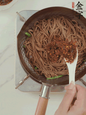 下蕎麥面，淋上少許醬油，加2勺金字火腿大師醬略翻炒即可。