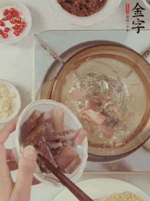 魷魚熱水下鍋，焯水備用。