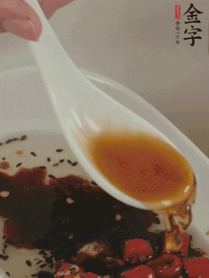 再加2勺生抽、1勺香醋攪拌。