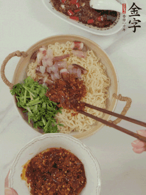 在面上鋪魷魚、香菜、金字火腿大師醬。