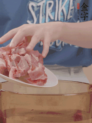 排骨剁小塊，加姜片、料酒沸水下鍋焯水。