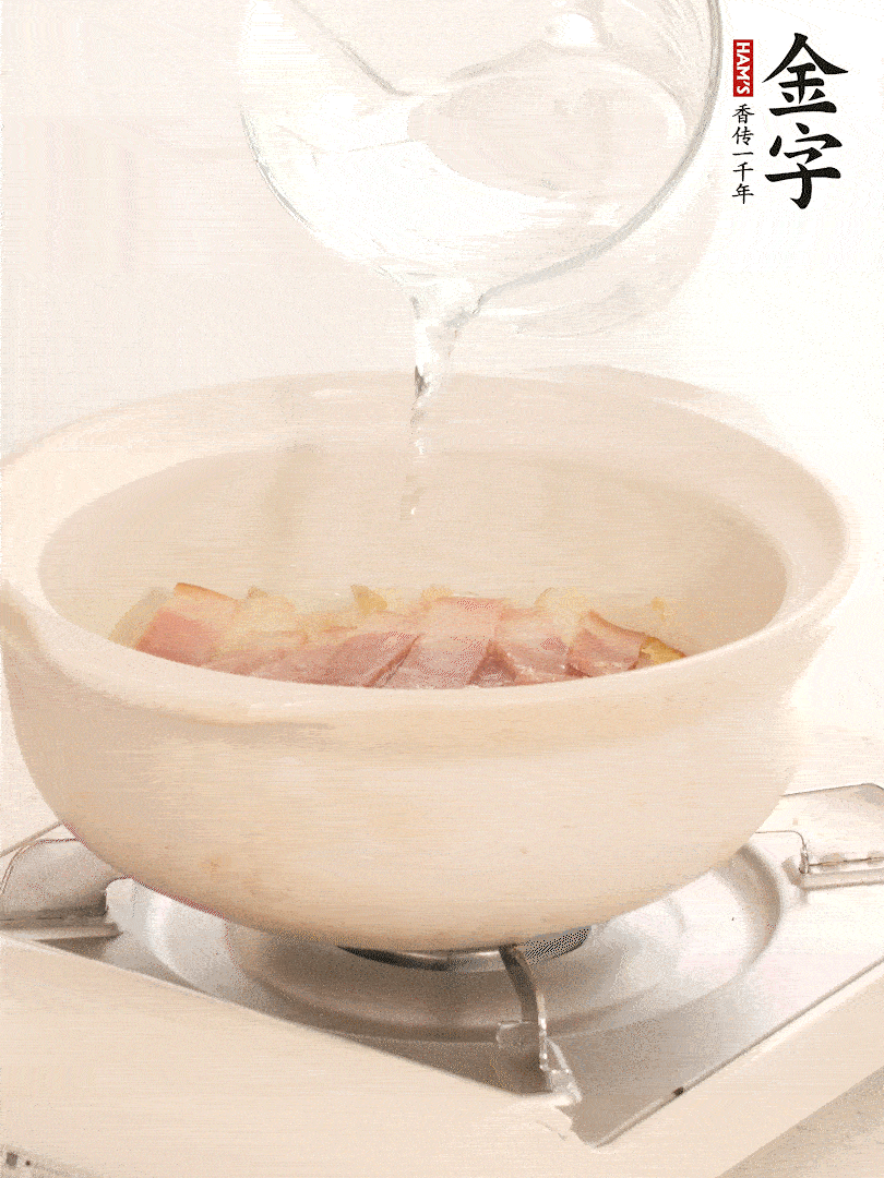 放入火腿片，加開水，再加入豆腐