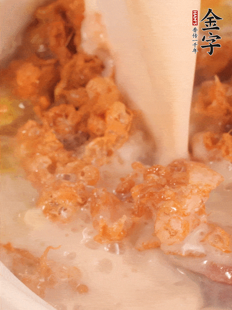 加入蛋酥再煨煮2分鐘，加入豆?jié){。