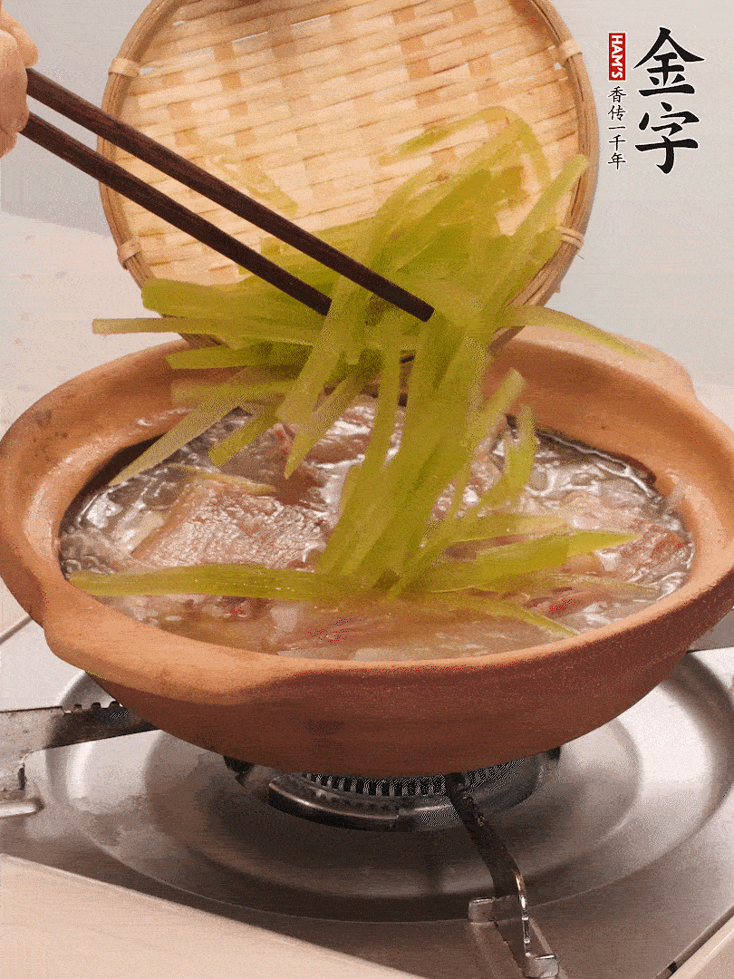 放入白蘿卜絲繼續(xù)炒軟炒至透明狀。