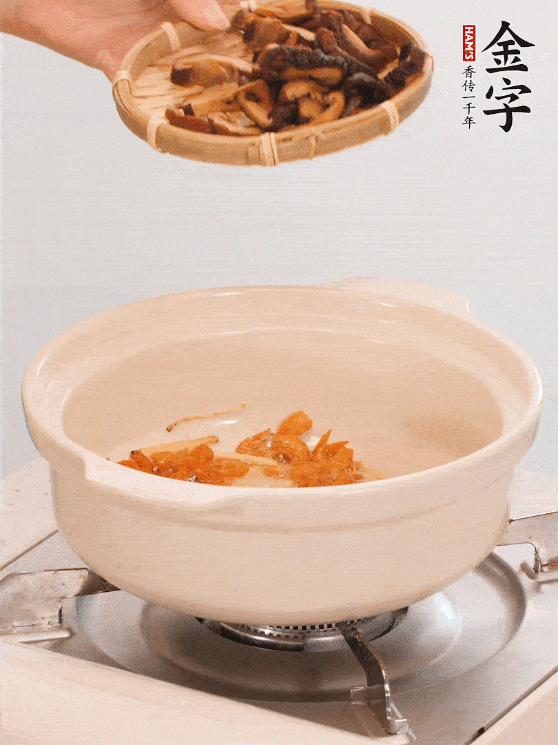 砂鍋倒入少許油，放入姜絲、海米小火煸香；再放入香腸、南瓜、干香菇一起翻炒2分鐘。