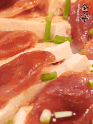 調(diào)一個醬汁：2勺生抽、1勺蠔油、半勺白糖、1勺淀粉、半碗清水調(diào)成料汁燒開