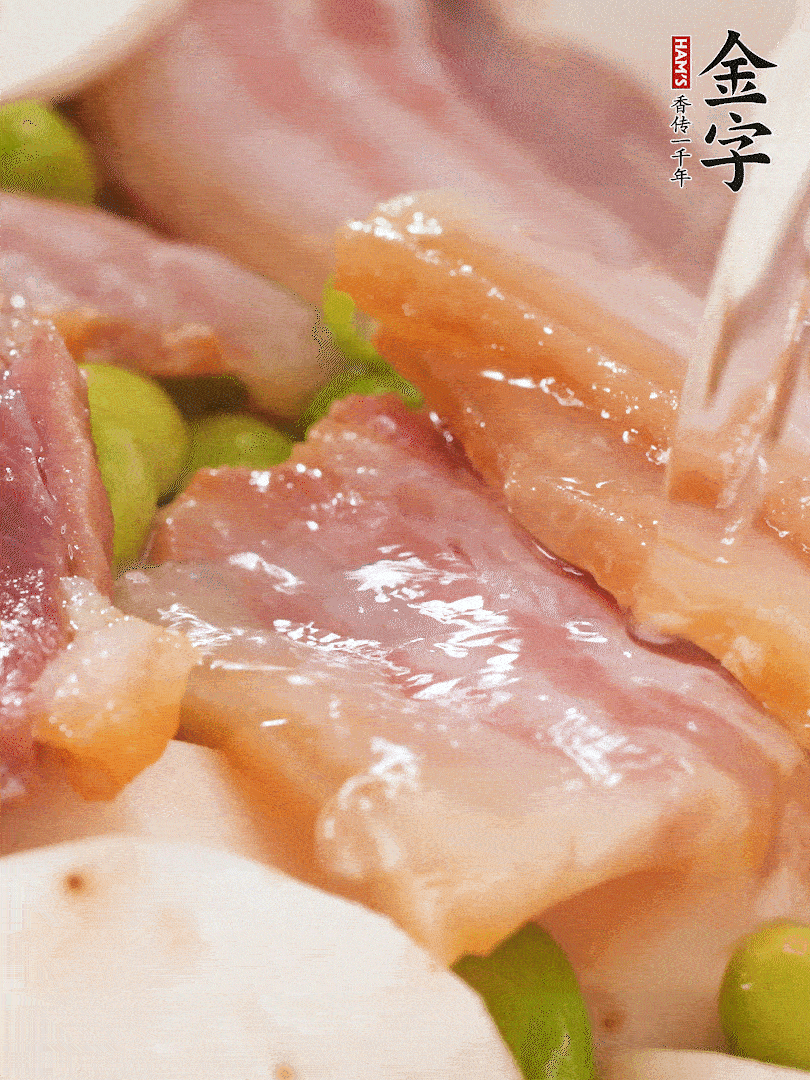 倒入芋艿、熟毛豆，翻炒均勻，加1小碗水煮開