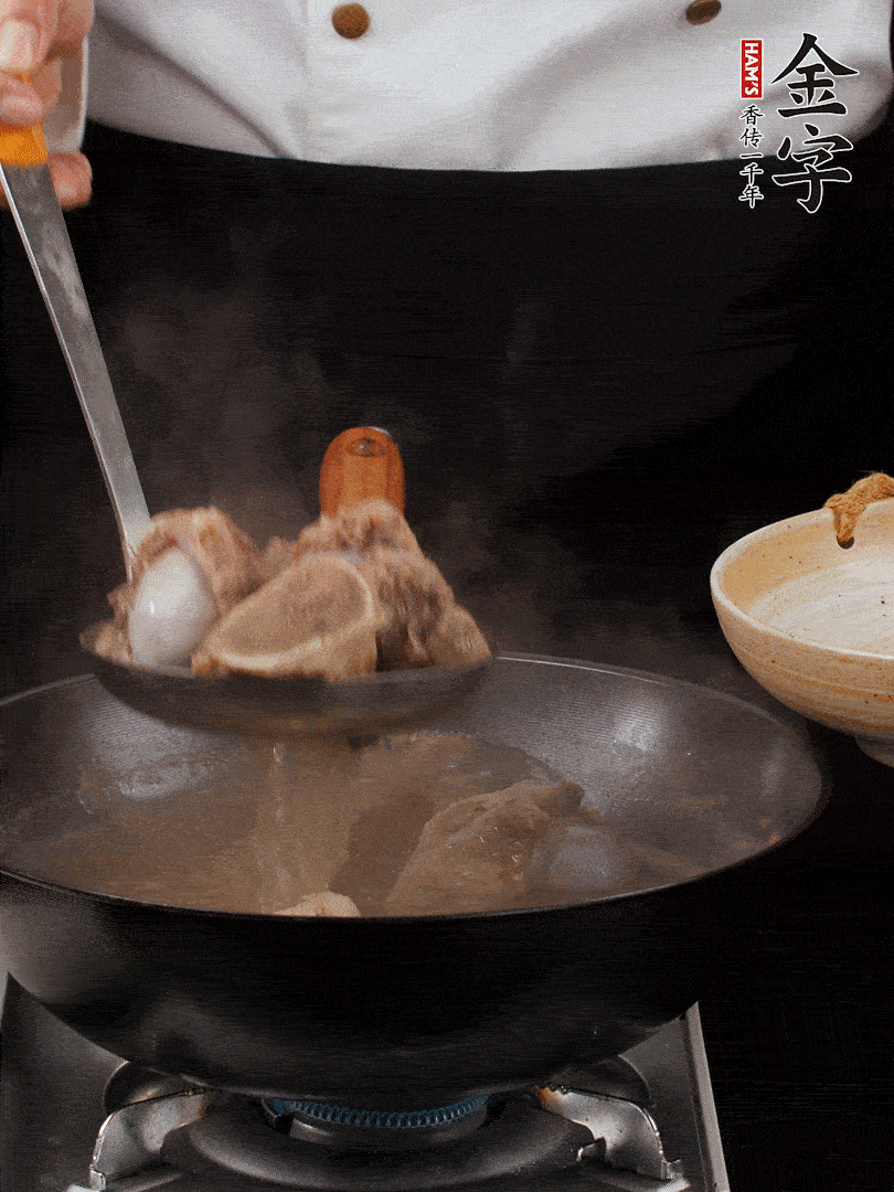 大筒骨清水浸泡30分鐘，中途換水2-3次。冷水下鍋，加姜片、料酒焯水，撇去浮沫。