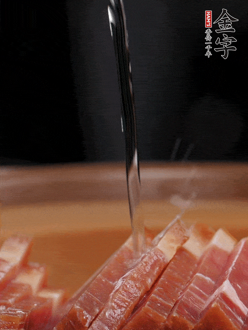 金字火腿切片，放入溫水中泡10分鐘，金字土香腸斜切成片。千張切成細條。