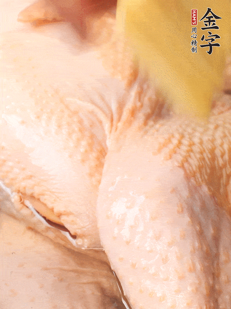 老母雞去頭去尾，斬去雞爪。冷水入鍋，加料酒、蔥姜焯水，煮出浮沫后撈出，用清水洗凈