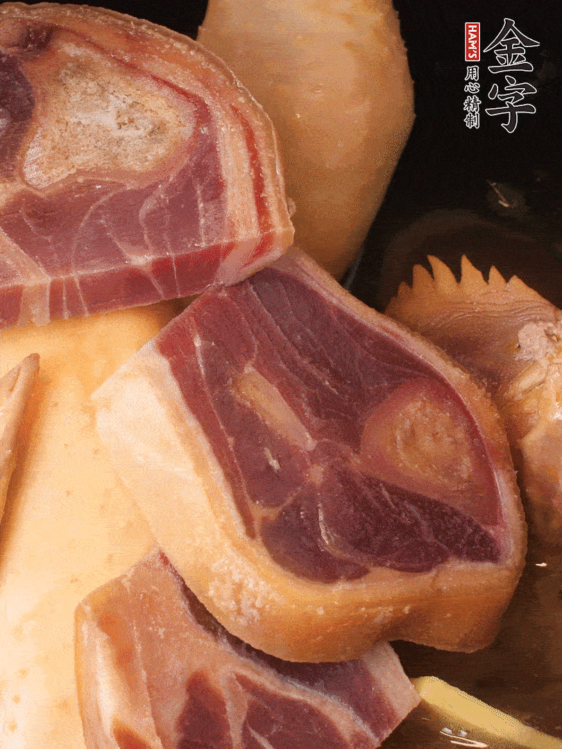 火踵、老母雞加蔥、姜、料酒、清水，大火燒開后轉(zhuǎn)小火，燉1小時