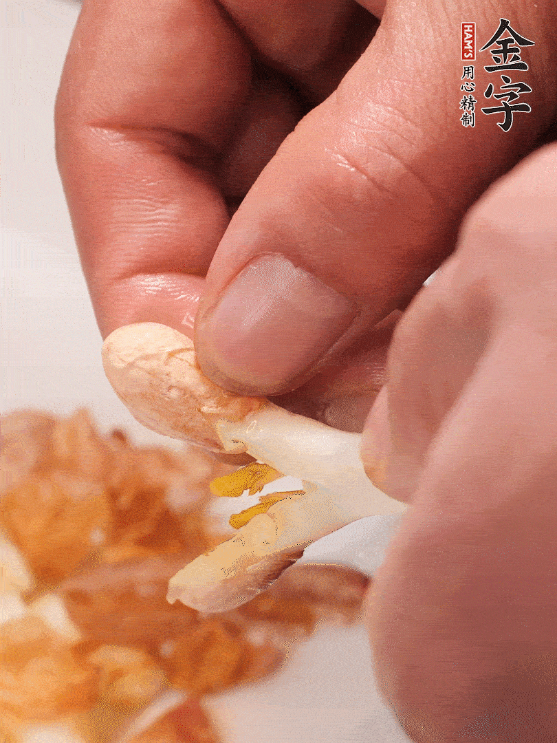 花生芽切段。開水焯水1分鐘，去掉頂部的花生皮