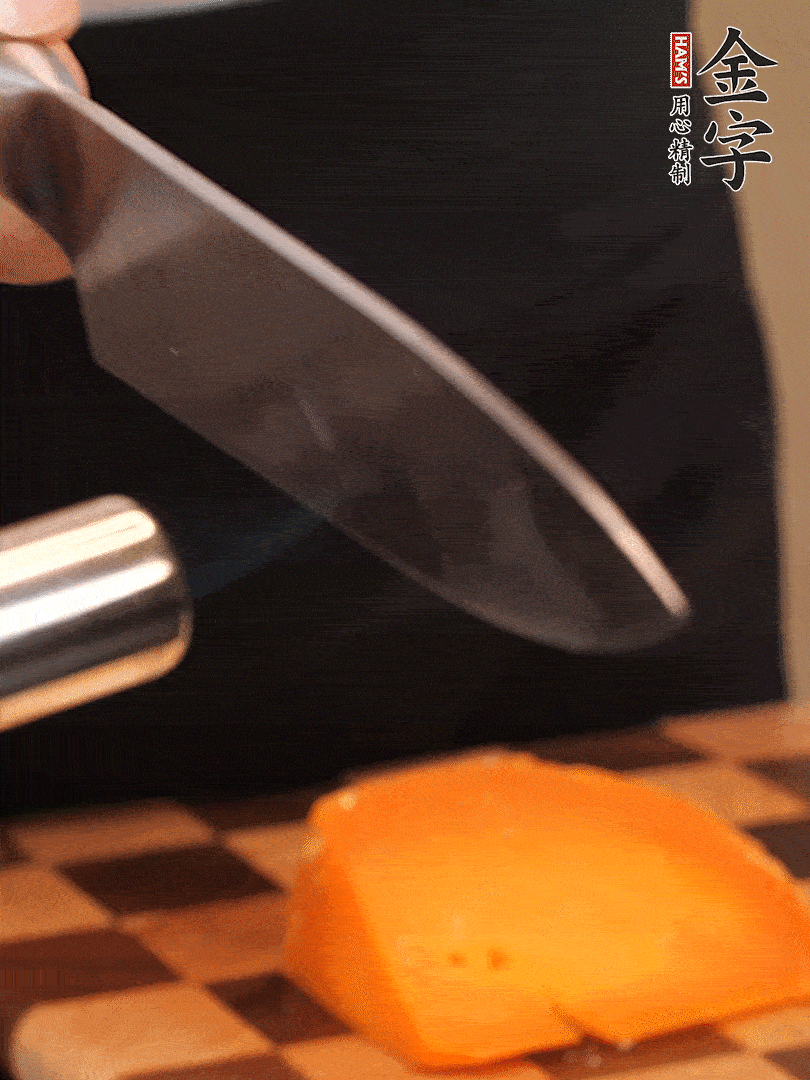 間隔擺上哈密瓜、奶酪、迷迭香、核桃仁