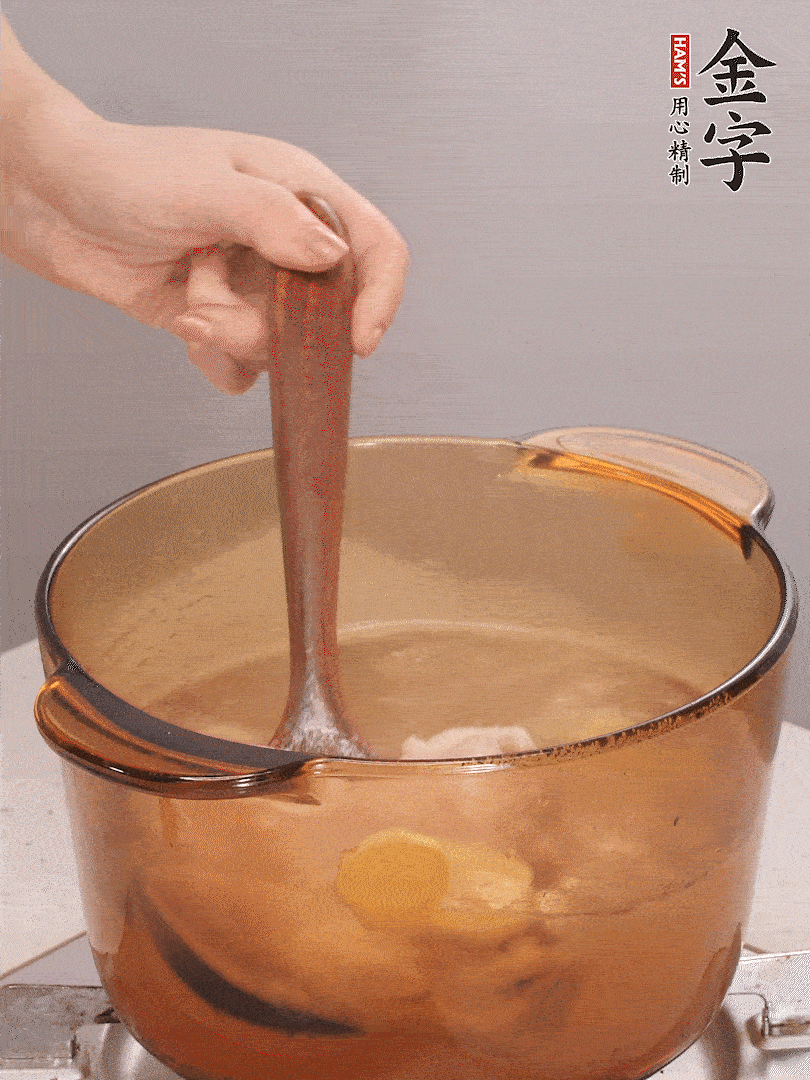 鴨肉、白果、火腿、生姜一起放入砂鍋，清水沒過食材，大火燉煮1小時(shí)