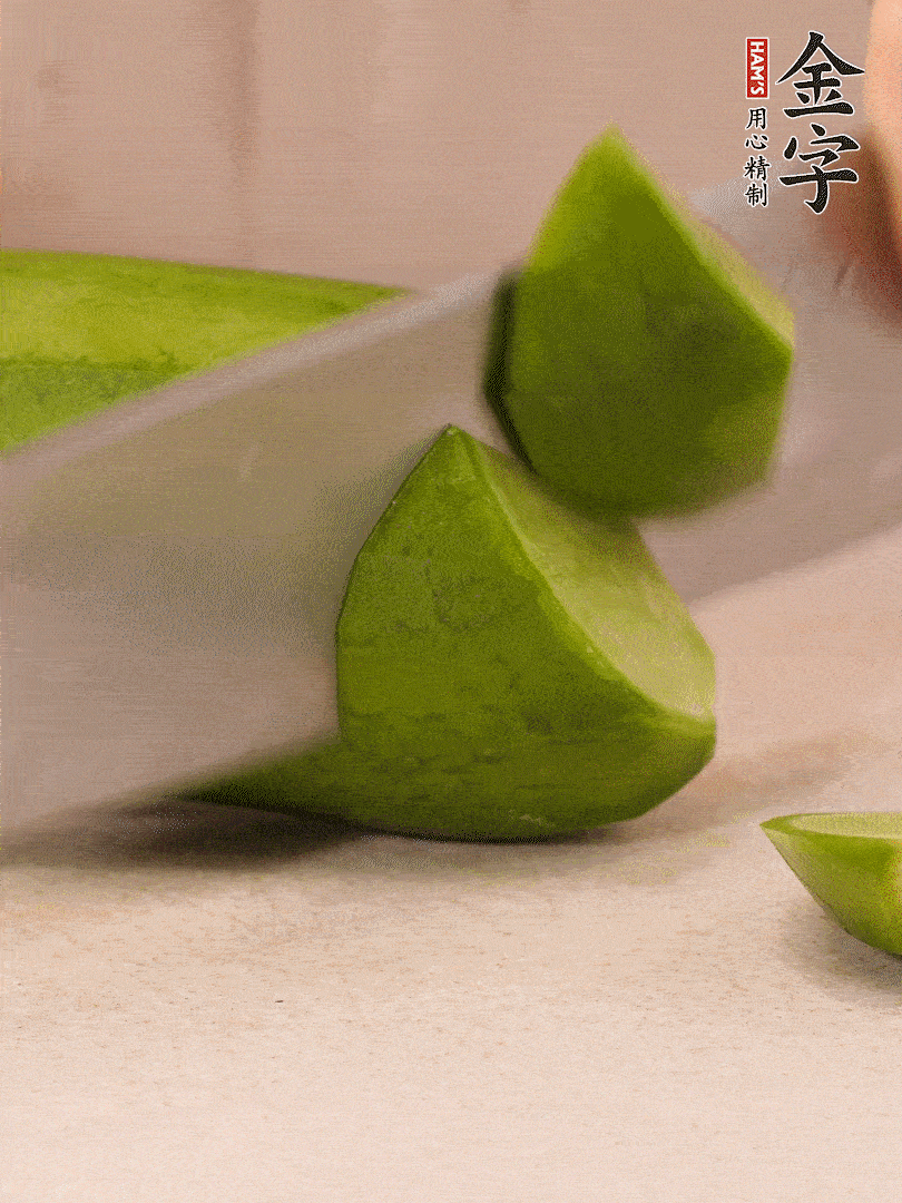 青、紅蘿卜洗凈，去皮切大塊