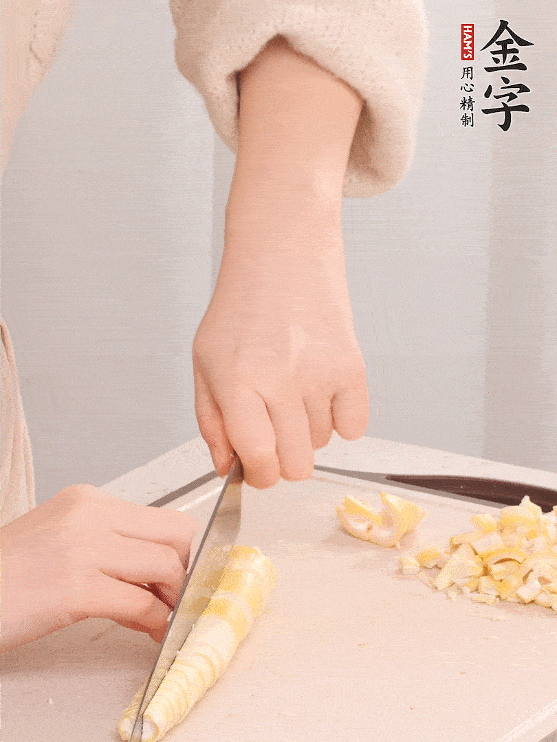 春筍去皮切小塊，焯水2分鐘左右