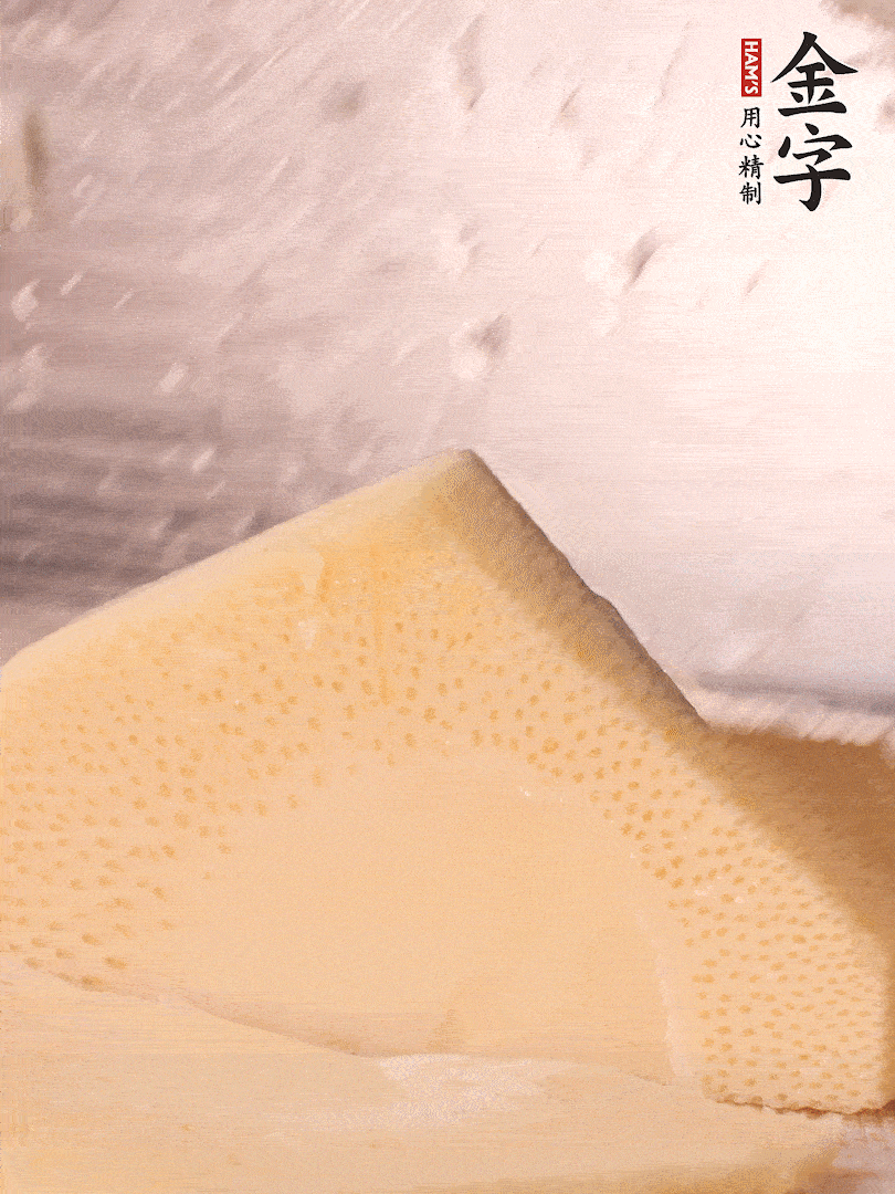 冬筍處理干凈，切滾刀塊，開水焯燙去除澀味