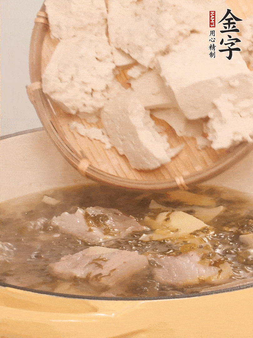 往鍋里加入一倍的水，加豆腐