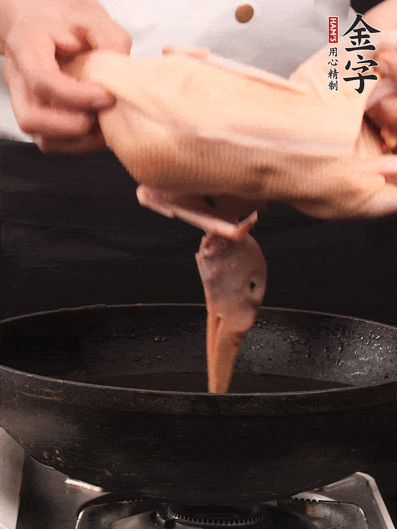 處理干凈的老鴨1只，黃酒小半碗，姜幾片，一起放入冷水，煮沸焯水3分鐘，去除血沫