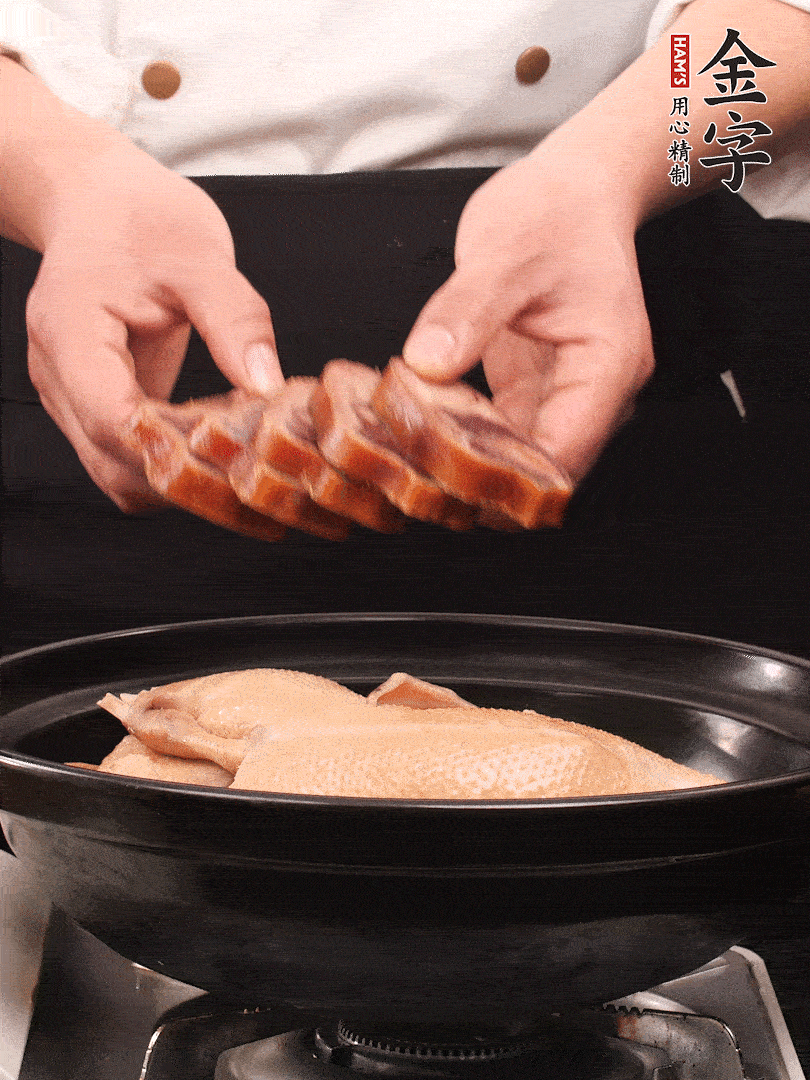 老鴨、金字火腿蹄片、筍干、姜片、蔥結(jié)，清水沒過鴨身2cm，加黃酒小半碗