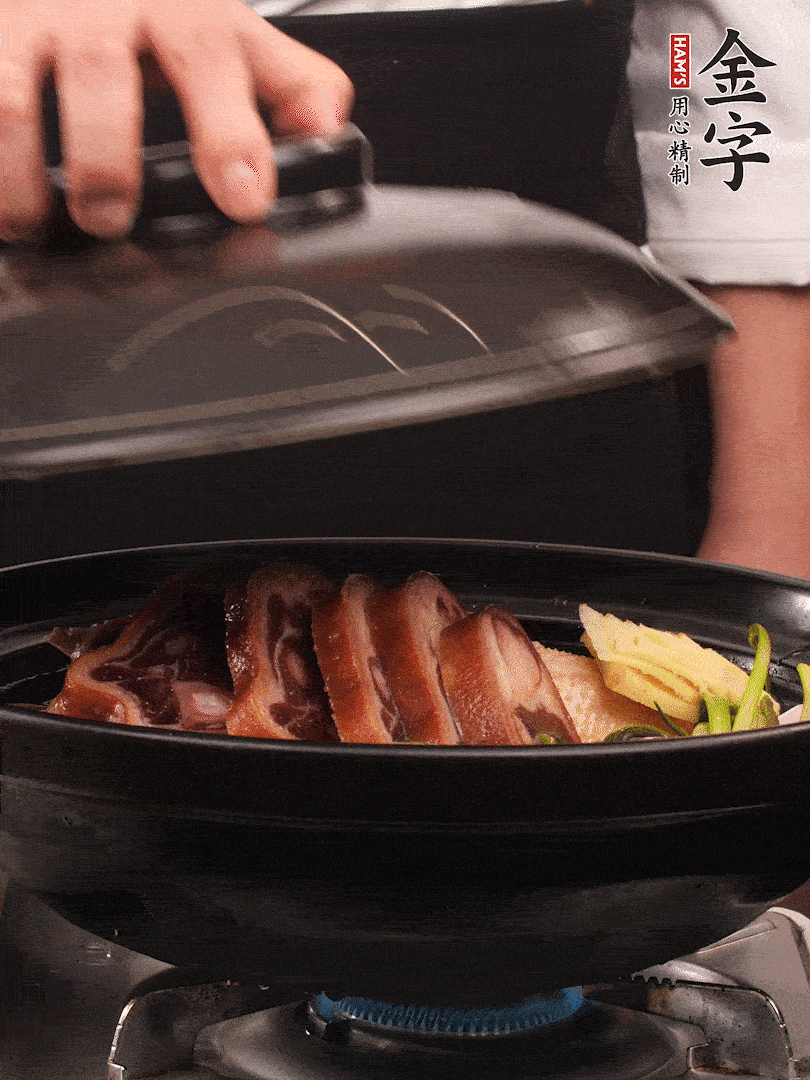 砂鍋蓋蓋子密封，大火燒開后轉(zhuǎn)小火，燜煮2小時