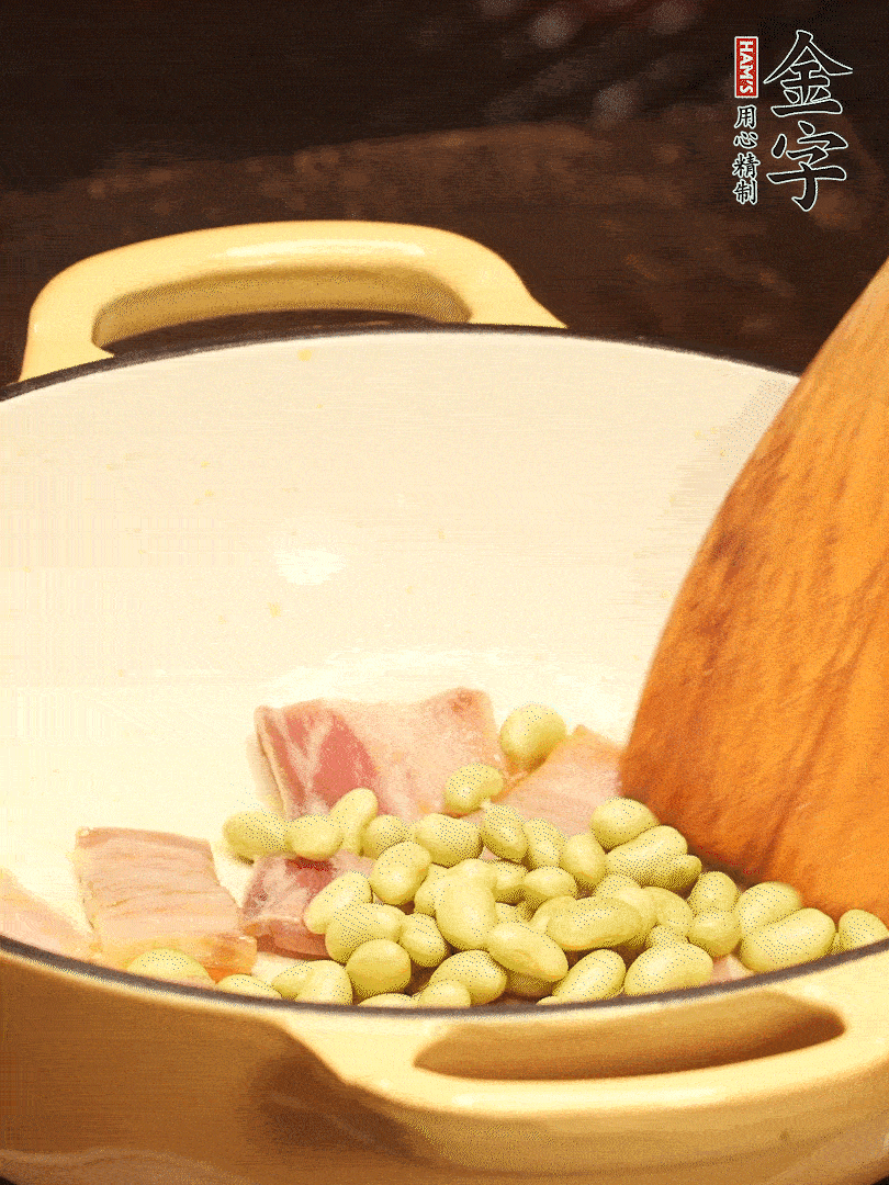 加入青豆、香菇翻炒出香味