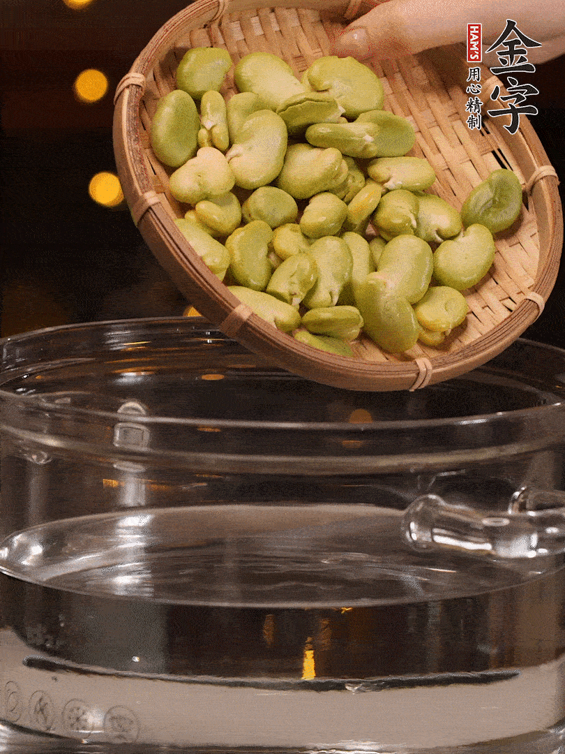 蠶豆剝殼，一起放入鍋中開水焯2分鐘去澀