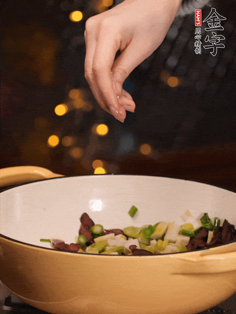 可以加點點水，再加菜苔，加點鹽、味精調(diào)味