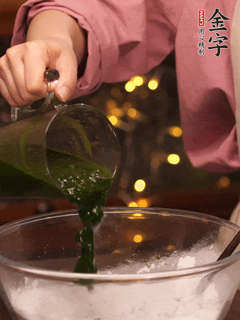 清明粿粉，分次加艾草泥，加點(diǎn)油揉2分鐘