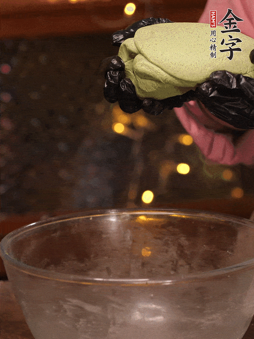 清明粿粉，分次加艾草泥，加點(diǎn)油揉2分鐘，揉到面團(tuán)光滑，醒發(fā)一下