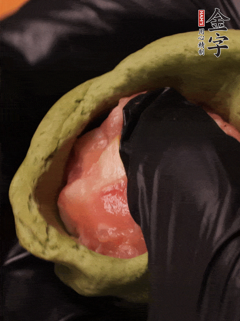 切成小劑子，中間壓個(gè)坑，做成碗狀，虎口慢慢收口