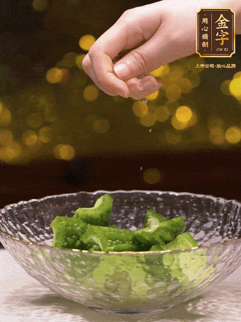 處理好的苦瓜切段（5cm），加點(diǎn)鹽鹽腌一下，去除一下苦味