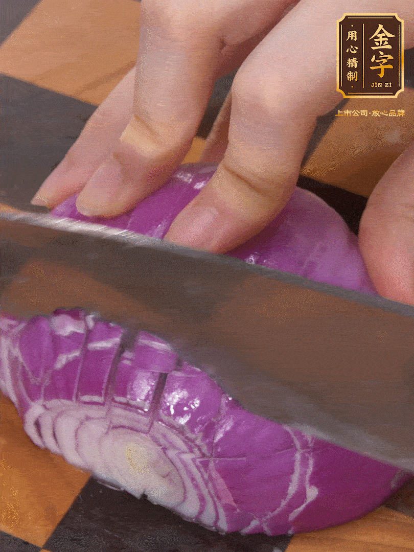 洋蔥切碎、土豆切丁