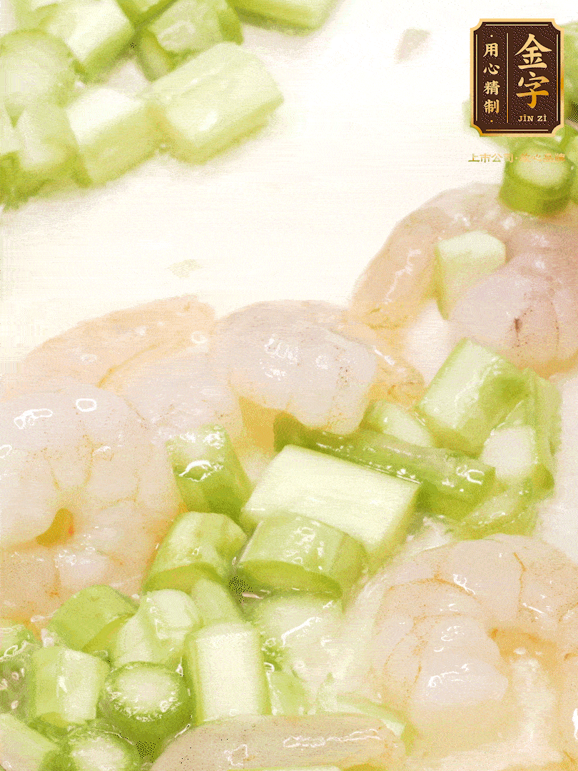 熱油煎香蝦仁，下香腸、蘆筍翻炒，盛出備用。