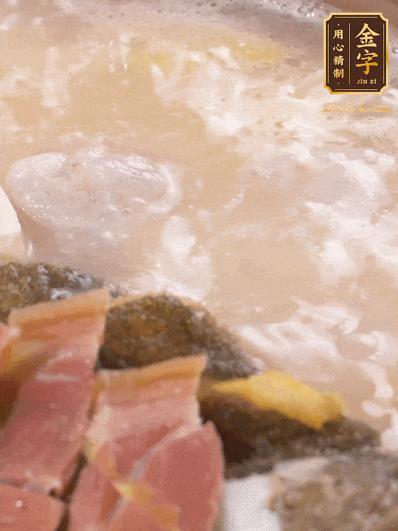 大火煮至沸騰后，轉(zhuǎn)至砂鍋中，繼續(xù)燉煮。這個時候可以放入一些自己喜歡吃的配菜比如蝦滑、內(nèi)酯豆腐來添味