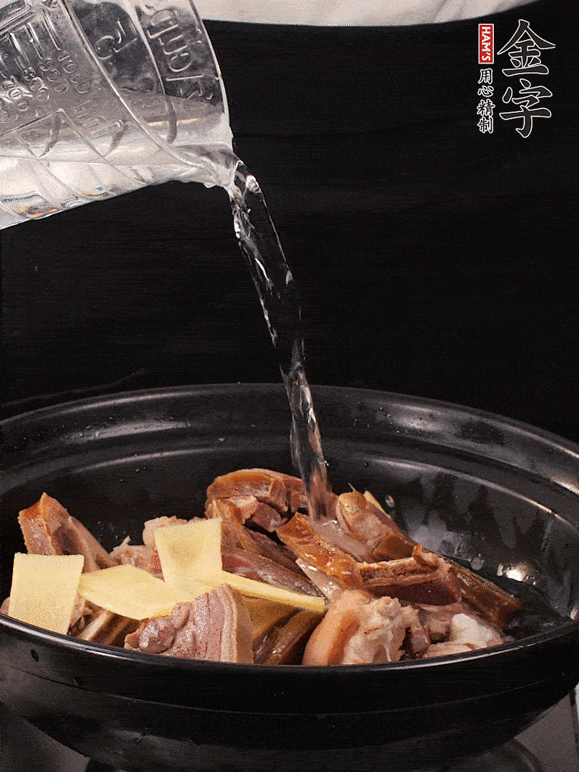 火腿、豬腳放到大砂鍋里，黃酒提鮮，蔥姜去腥，加2kg純凈水沒過食材。水一定要放足，中途最好不能加水