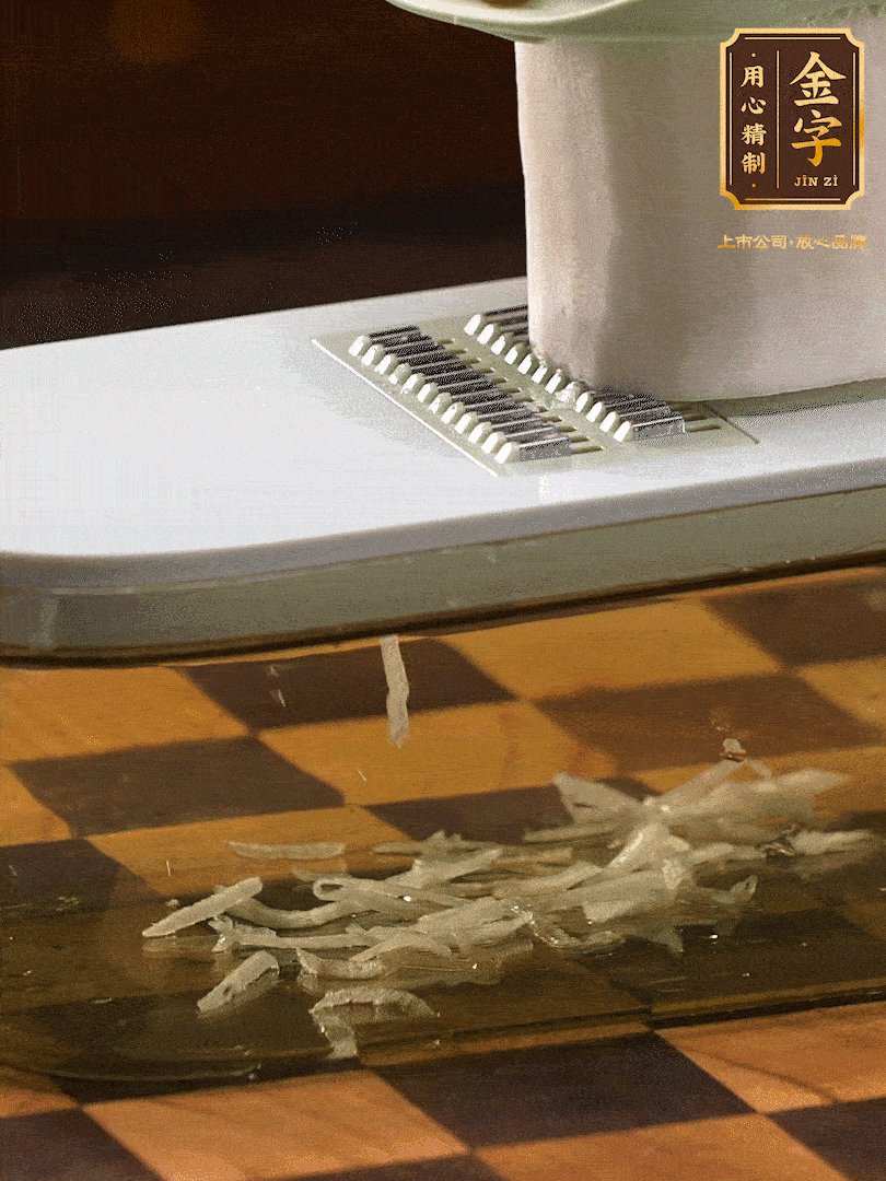 蘿卜切絲 ，加少許的鹽 抓拌均勻后，腌制十五分鐘