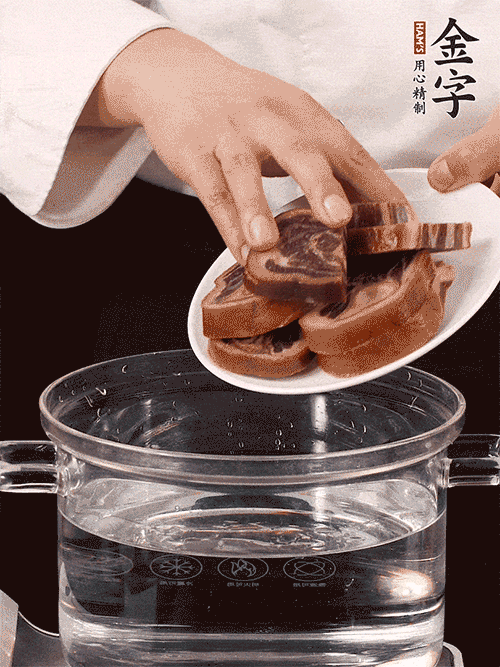 準(zhǔn)備食材。做金銀蹄有2個關(guān)鍵點：食材上火腿當(dāng)然得選足年發(fā)酵的金字火腿，新鮮豬爪最好選前腳、大小適宜的。