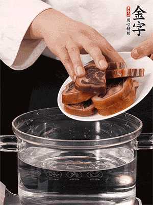 一包200g的金字火腿蹄片恰好搭配一個新鮮豬爪（豬腳）。都先加蔥姜、料酒焯水一遍，把血水清除后燉出來才能更清澈不油膩。