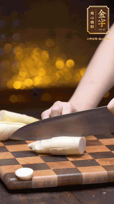 茭白剝?nèi)ネ馄?，去掉根部老硬部分，洗凈切滾刀塊