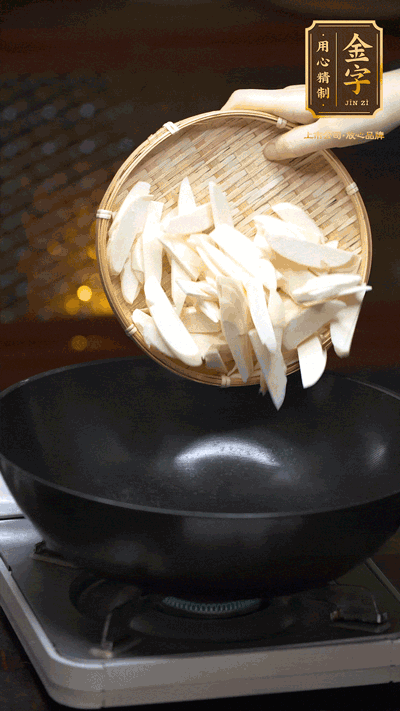 油至5成熱，下茭白塊翻炒，慢慢煎炒至表面微微焦黃