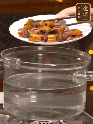 黃鱔冷水下鍋焯燙，再用清水洗凈去除腥味