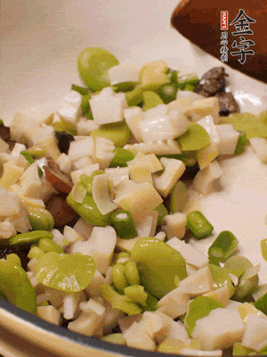 倒入蠶豆、春筍翻炒