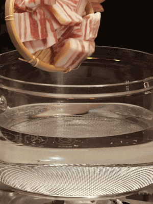 排骨、咸肉，一起下入鍋中，加入蔥，姜，料酒，倒入清水焯水清洗干凈