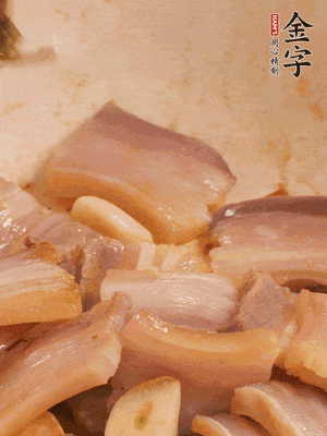 加入雪菜、咸肉冬筍 炒出香味